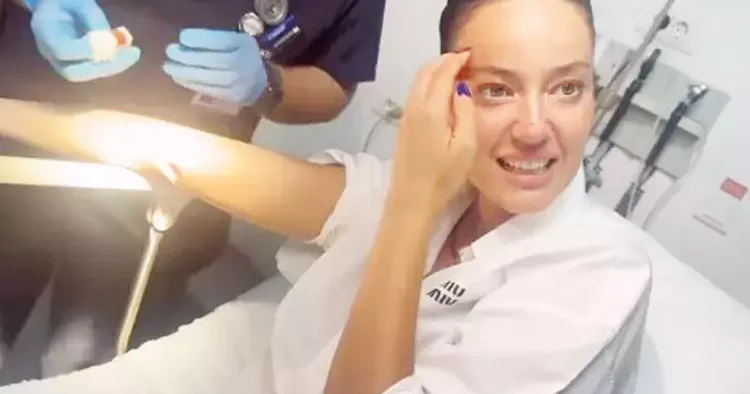 Pelin Akil in koluna kene yapıştı, hastaneye koştu