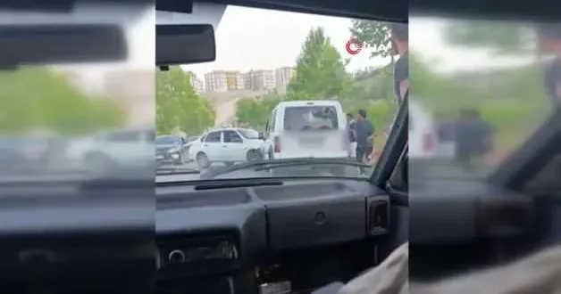 Hayrete düşüren görüntü: Kaza yaptıkları araçtakilere korku dolu anlar yaşattılar
