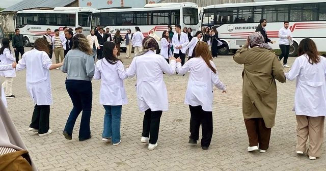 Hemşirelik öğrencileri, sağlık taramasından geçirdikleri köylülerle halay çekti Kars Haberleri