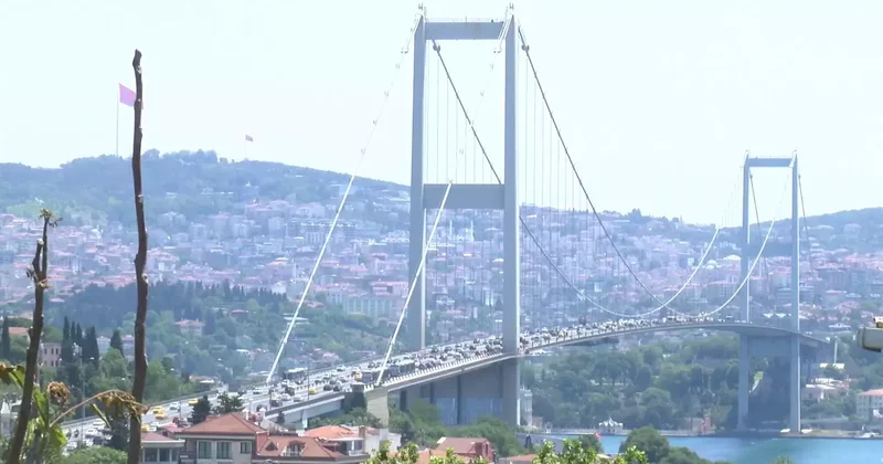 Taksiciyi silahla köprüye gitmeye zorladı, intihar girişimini polis engelledi; trafik durma noktasına geldi