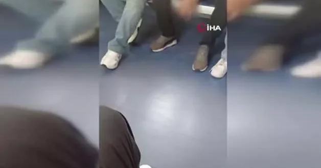 İzmir de skandal görüntü! Metroda püfür püfür sigara içti..