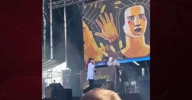 İsrail soykırımına dünyaca ünlü sanatçı da sessiz kalmadı: Konserde Filistin bayrağı açtı