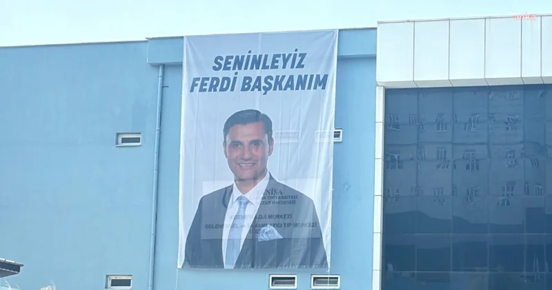 Hastane duvarına Ferdi Zeyrek in pankartı asıldı