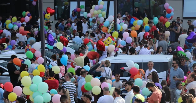 İzmir de kanser tedavisi gören çocuklar için gökyüzüne balonlar bırakıldı İzmir Haberleri