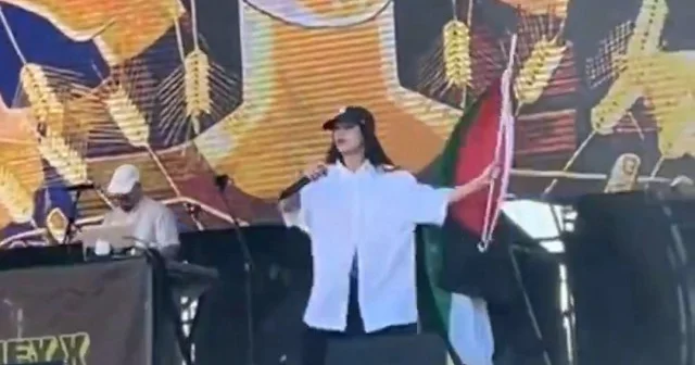 İsrail soykırımına sessiz kalmadı: Ünlü şarkıcı konserinde Filistin bayrağı dalgalandırdı VİDEO İZLE