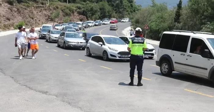 Ölüdeniz turist akınına uğradı: Plajlar doldu taştı, yollarda trafik kilitlendi