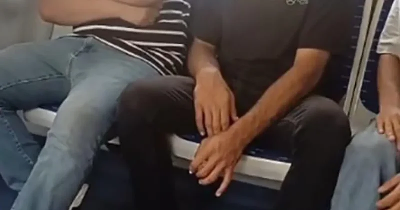 Kalabalığa aldırmadan İZBAN da sigara içti