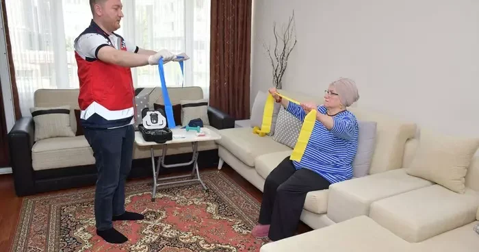 Esenyurt Belediyesi’nden aldığı fizik tedavi hizmeti ile 30 yıl sonra koltuk değneğinden kurtuldu