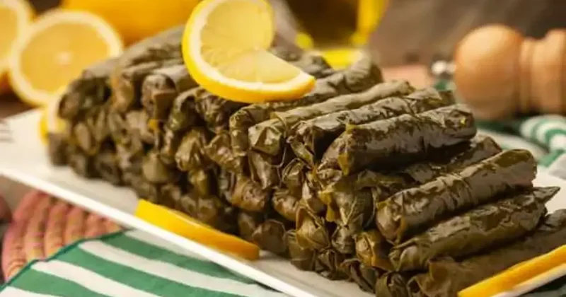 Lokum gibi yaprak sarma tarifi! Bunu tadanlar dışarıdan sarma almayı bırakıyor