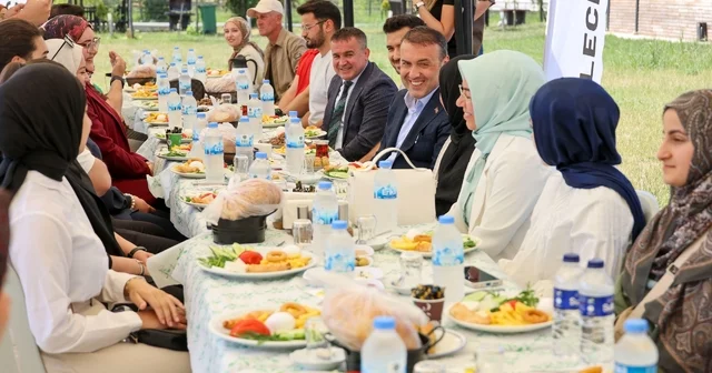 Bilecik Valisi Sözer, bayramı ailelerinden uzakta geçiren üniversitelilerle buluştu Bilecik Haberleri