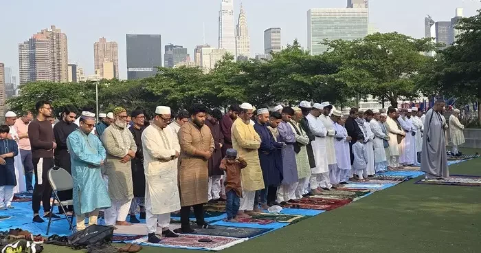 New York ta bayram namazı sıcak hava nedeniyle parkalarda kılındı