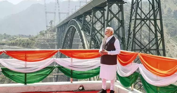 Modi Keşmir’de poz verdi