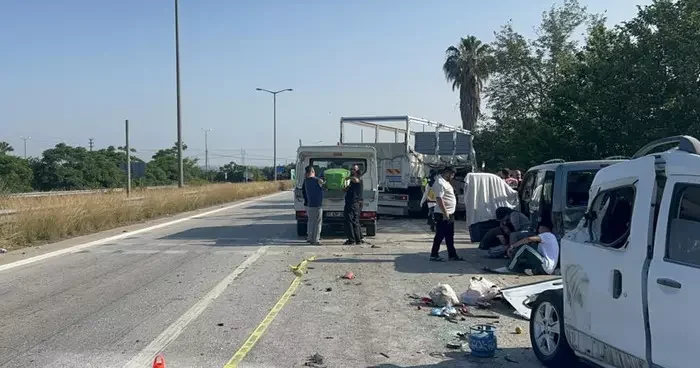 Hatay da korkunç kaza! Kamyon 3 aracı altına aldı... 1 ölü 10 yaralı
