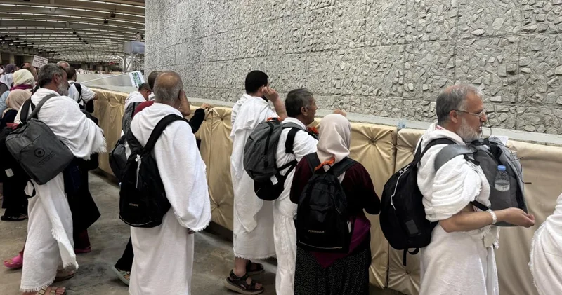 Hacılar, bayramın ikinci gününde de şeytan taşladı