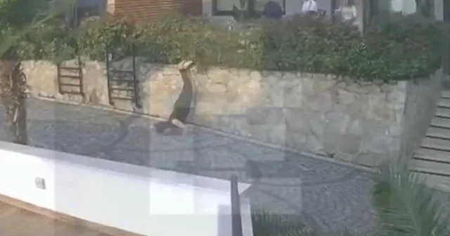 Böyle doktor olmaz olsun: Kadını önce itti sonra ardına bile bakmadı VİDEO İZLE