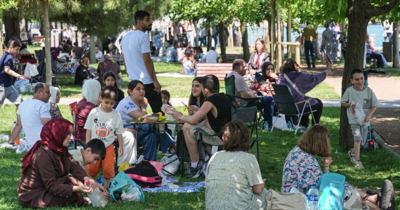 İstanbullular bayramın ikinci gününde sahil ve parklarda vakit geçirdi Son dakika haberleri