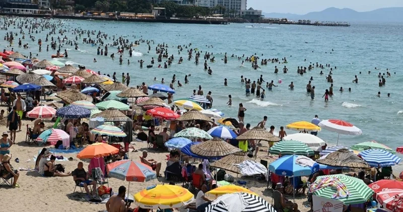 Kuşadası plajları Kurban Bayramı’nda dolup taştı
