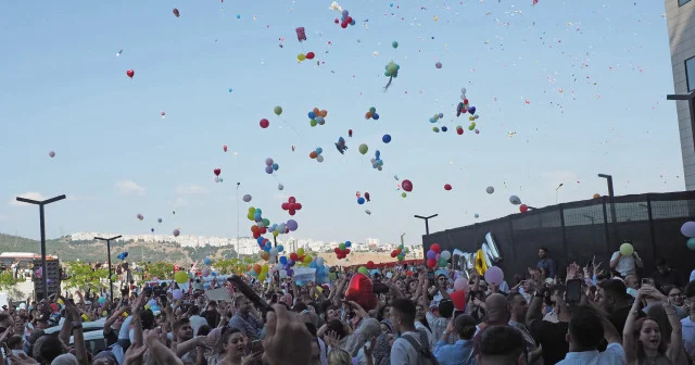 İzmir de yüzlerce balon kanser hastası minikler için gökyüzüne bırakıldı VİDEO İZLE