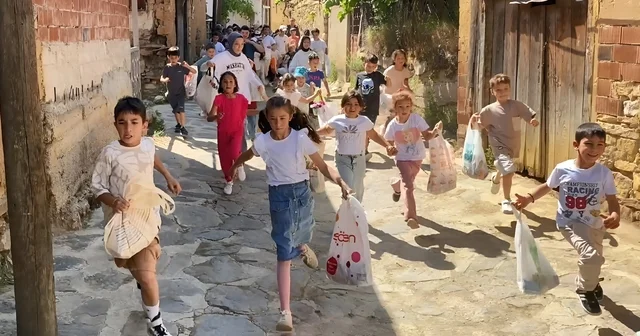 Adak toplama geleneği 7 asırdır yaşatılıyor; çocuklar kapı kapı dolaşıp şeker ve tatlı topluyor Bursa Haberleri