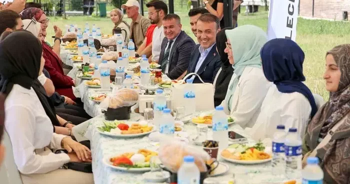 Bayramda evine gidemeyen öğrencilerle bir araya geldi