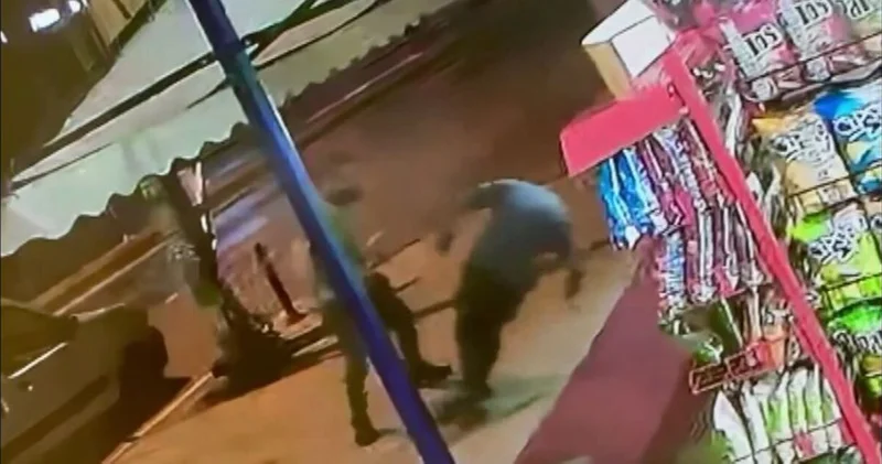 Trafikte yumruklu kavga! Önce vurdu sonra kalp masajı yaptı Son dakika haberi Son dakika haberleri