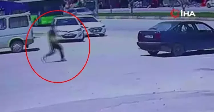 El frenini çekmeyi unuttu, aracının peşinden böyle koştu