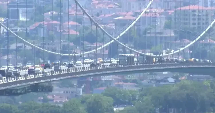 15 Temmuz Şehitler Köprüsü nde hareketli anlar! Taksiciye silah gösterip köprüye getirtti...