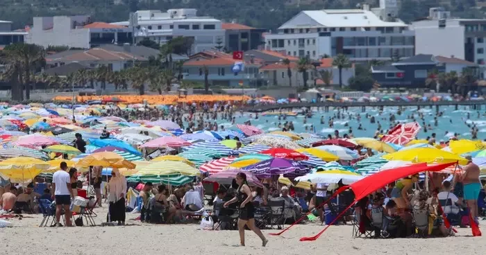 Çeşme de plajlar doldu taştı nüfus 1 milyonu geçti