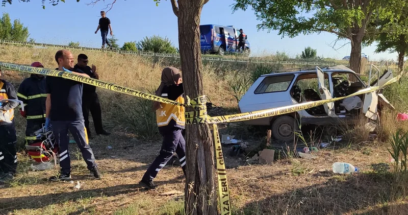 Kontrolden çıkıp şarampoldeki ağaca çarpan otomobilin sürücüsü can verdi