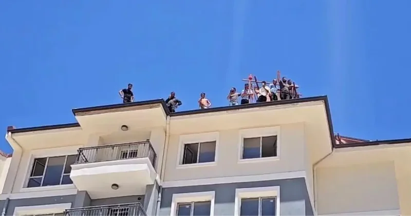 Gölbaşı nda İnşaat İşçileri Tepede Eylem Yaptı