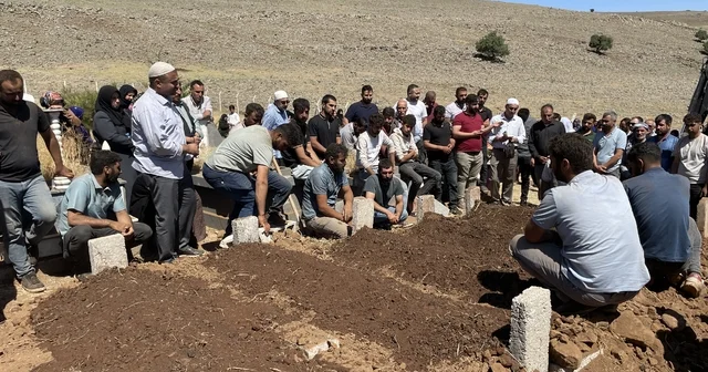 Mersin de tıra çarpan hafif ticari araçta ölen 5 kişinin cenazesi Diyarbakır da toprağa verildi Diyarbakır Haberleri