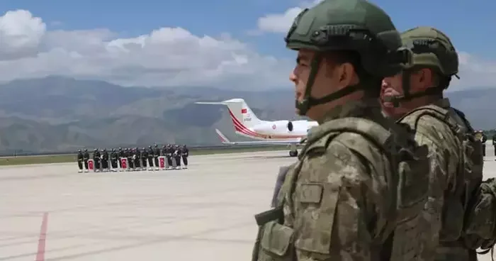 Türkiye şehitlerine ağlıyor! Kuzey Irak ta şehit düşen 6 asker için Hakkari de tören düzenlendi