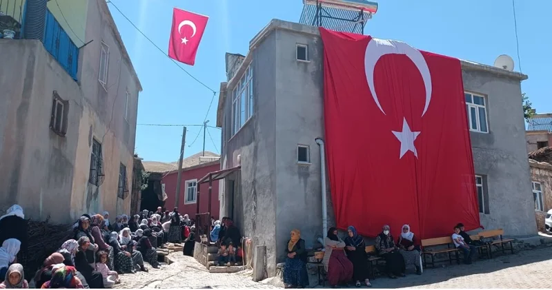 24 yaşında şehit olan mehmetçiğin ailesine acı haber verildi