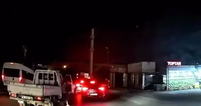 Başakşehir de seyir halindeki kamyonetten atladı, şoförün kadını silahla kovaladığı anlar kamerada