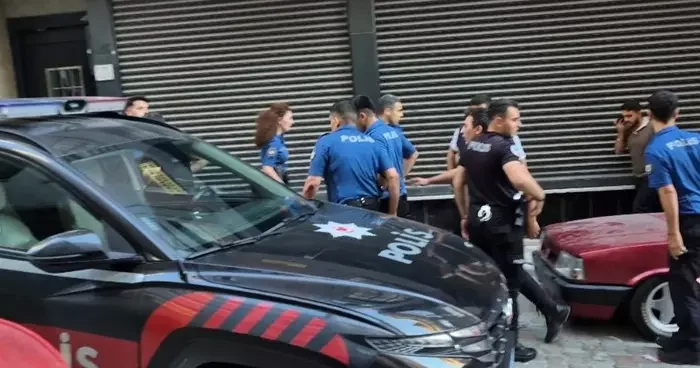 Sultangazi de devriye görevi yapan polislere bıçaklı saldırı