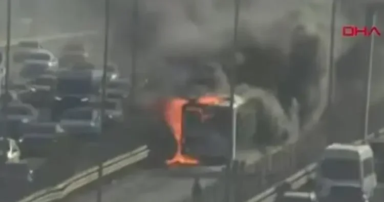 İstanbul da metrobüs yangını! Gökyüzünü kara bulutlar kapladı