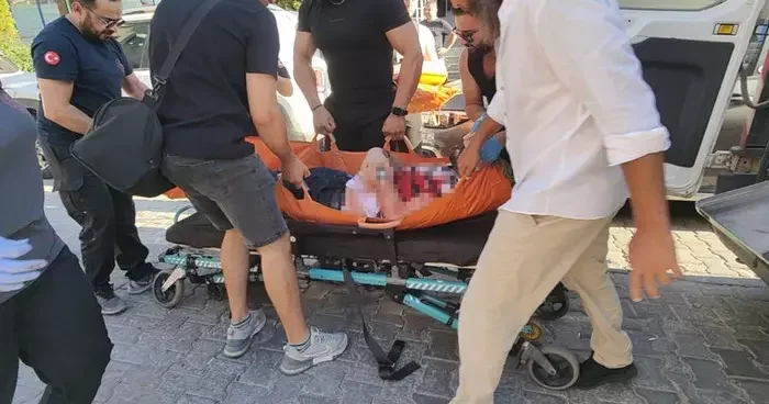 Kuşadası nda kiracı dehşeti! Kanlar içinde kendini dışarı attı, hayati tehlikesi var