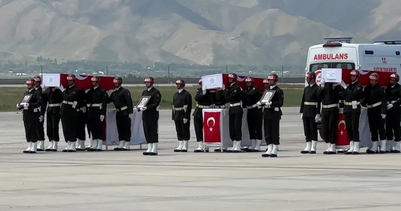 Şehit askerler için Yüksekova da uğurlama töreni