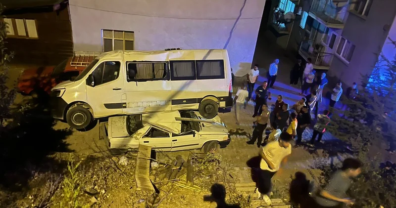 İnanılmaz kaza! Otomobilin üzerine minibüs düştü! Son dakika haberleri