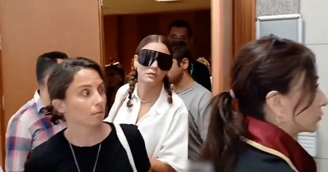 Ayşe Barım ın ünlüleri tutukluluğun devamı kararı sonrası böyle görüntülendi VİDEO İZLE