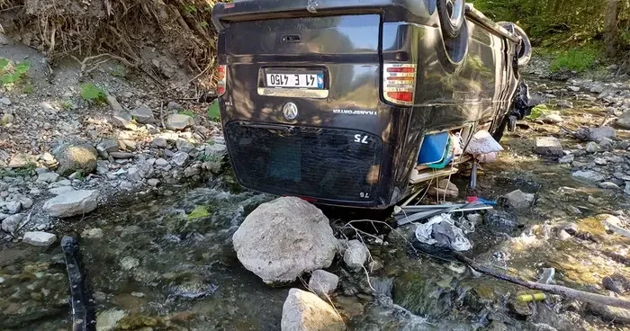 Panelvan araç dereye uçtu: Tatil için Bolu ya gelen çift ölümden döndü