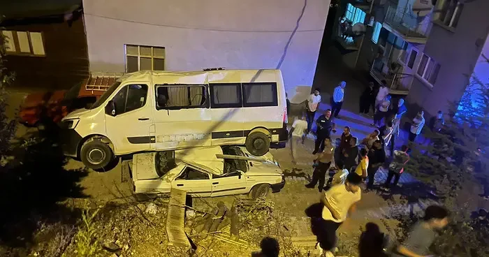 Adana da akılalmaz olay! Park halindeki minibüs, otomobilin üzerine düştü