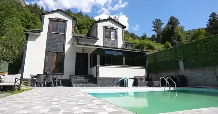 Ünlü model 2 katlı muhteşem dağ evinin kapılarını açtı