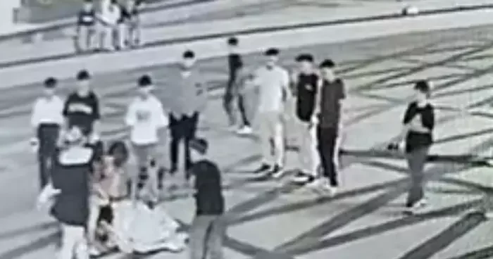 14 yaşındaki genç kız önüne geleni geçeni bıçakladı... Olay yeri savaş alanına döndü
