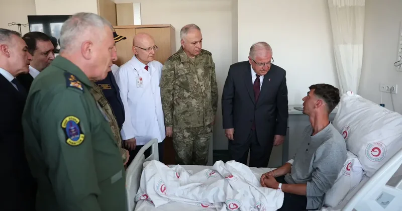 Milli Savunma Bakanı, zehirlenen askerleri ziyaret etti
