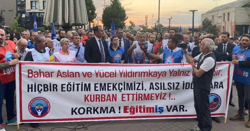 8 mart afişi asan öğretmen görevden alınmıştı: Dava açtı kazandı ama 19 aydır bekliyor!