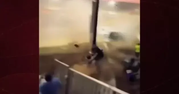 ABD de yarış arabası bariyeri aşıp seyircilerin arasına daldı