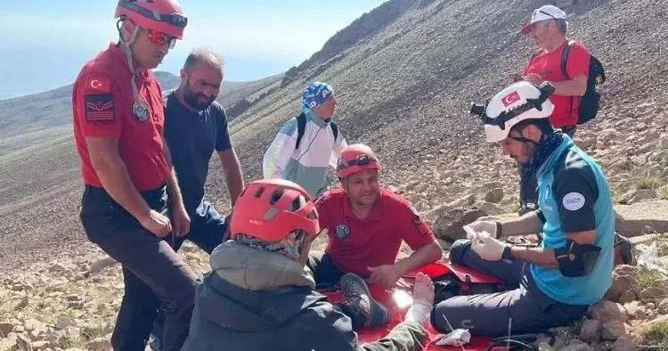 Erciyes Dağı nda 2 kişi mahsur kaldı, 7 saatlik çalışma sonucunda kurtarıldı