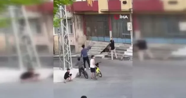 İki grup arasındaki kavgada taraflar sopalarla binaya saldırdı