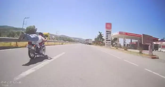 Motosikletini yüzüstü uzanarak kullanan sürücüye para cezası